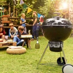 Mastercook - Barbecue A Carbonella Diametro Griglia 57 Cm, Barbecue Con Ruote E Coperchio, BBQ A Carbone Dotato Di Termometro E Sistema Raccogli Cenere, Altezza Griglia Da Terra 78 Cm Nero -Barbecue Forniture Negozio 14864725 4
